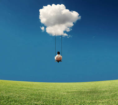 无忧无虑的女商人在秋千上图片