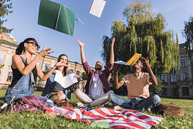 多民族学生们以扔笔记本