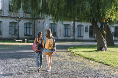 女孩在大學(xué)公園散步