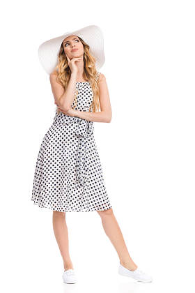 在夏天衣服和太阳帽子向上看的年轻女人和计划