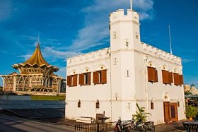 在古晋海旁的方塔。沙捞越。马来西亚。婆罗洲