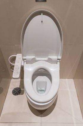 在现代浴室内的电子控制与白冲水马桶