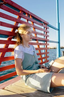 听音乐的女孩少年