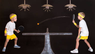 打乒乓球的兄弟。用粉筆在墻上的圖紙