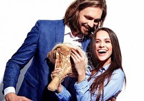 优雅的英俊穿着美丽性感的女人，在多彩的服饰上白色孤立的时尚照片