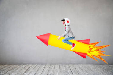 小孩在玩颜色火箭图片