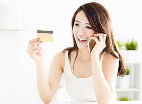 女人买在线信用卡与智能手机