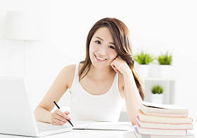 快乐的女学生，学习与笔记本电脑