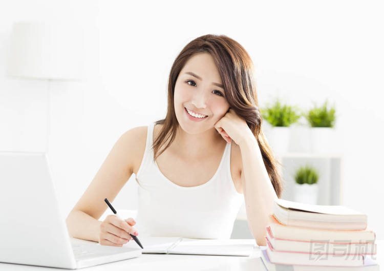 快樂的女學(xué)生，學(xué)習(xí)與筆記本電腦