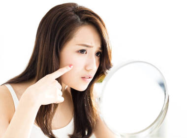 年輕女人照鏡子的特寫