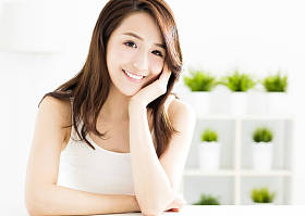 微笑的年轻女人脸的特写图片
