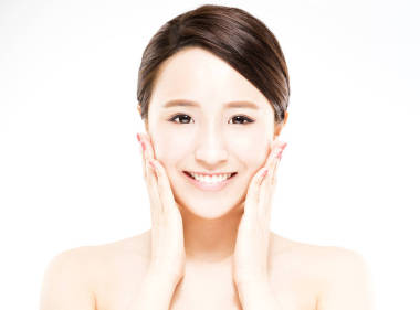 特寫鏡頭與清潔面部美麗的年輕女子