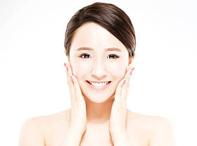 特写镜头与清洁面部美丽的年轻女子
