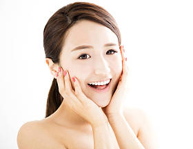特写镜头与清洁面部美丽的年轻女子