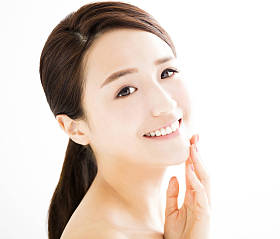 特写镜头与清洁面部美丽的年轻女子