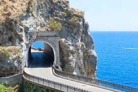 意大利阿马尔菲海岸的道路图片