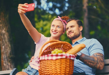 使用智能手机的夫妇