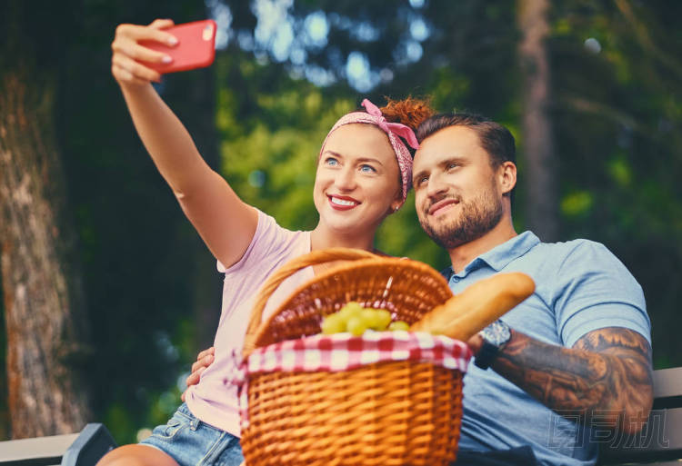 使用智能手機(jī)的夫婦