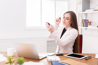 刷新在办公室她化妆的女商人图片