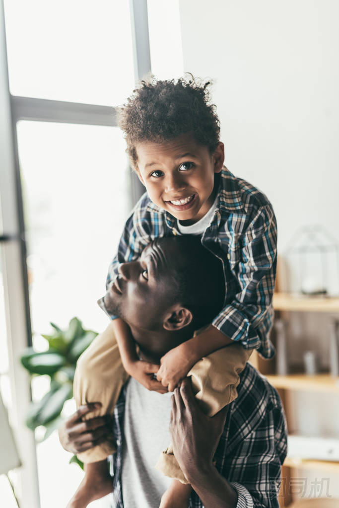 漂亮的兒子對(duì)父親捎帶