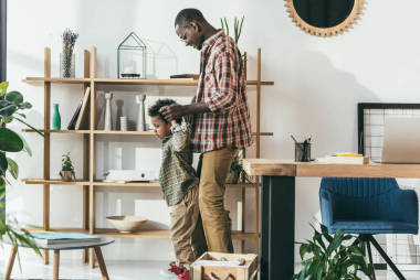 快樂(lè)的父親和兒子在辦公室