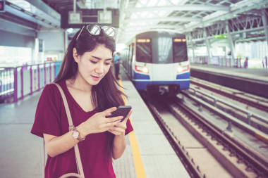 使用智能手機(jī)的女人圖片