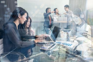 在現(xiàn)代的辦公室里工作的商務(wù)人士