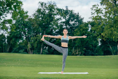 女子在公园练习瑜伽