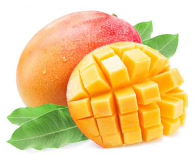 杧果与水滴。在白色背景上孤立