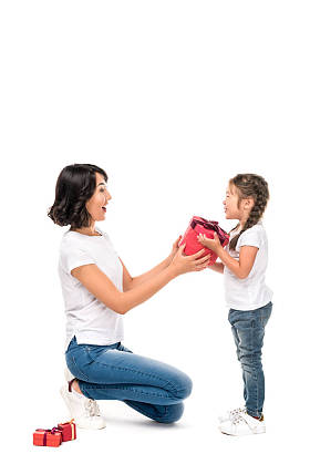母亲和女儿与礼品盒图片