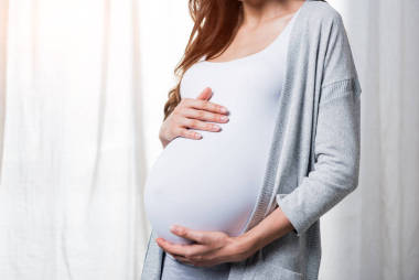 孕婦摸肚子照片