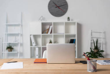 笔记本电脑空工作场所图片