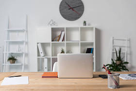 笔记本电脑空工作场所图片