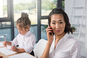 亚洲女商人带着女儿在办公室图片