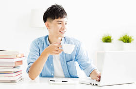 轻松的年轻人学习和喝咖啡照片