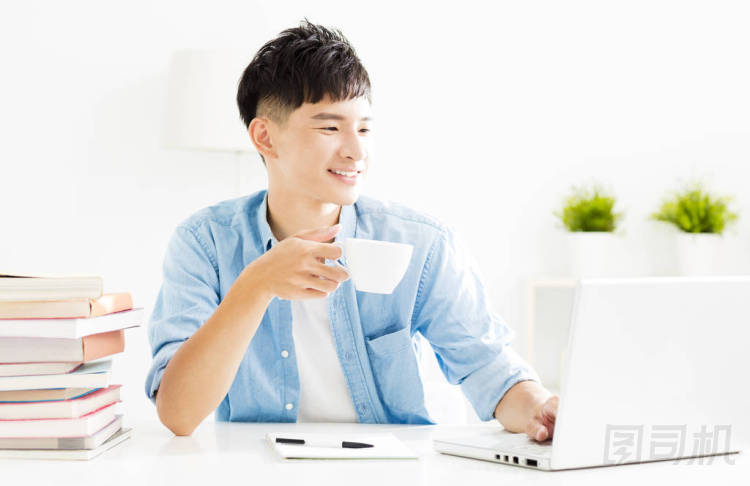 輕松的年輕人學(xué)習(xí)和喝咖啡照片