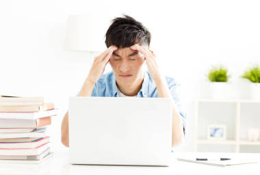 強(qiáng)調(diào)過度勞累的年輕學(xué)生，學(xué)習(xí)