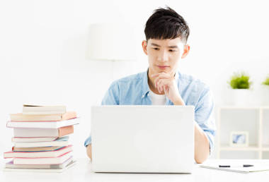 工作和學(xué)習(xí)與筆記本電腦的年輕人