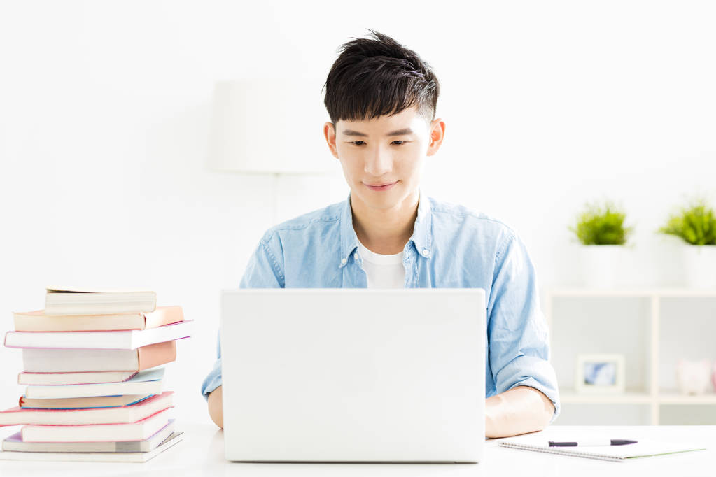 在客厅里的年轻留学生 在客厅里的年轻留学生