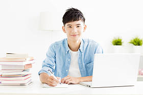 学习在客厅里的年轻人