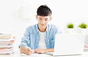 学习在客厅里的年轻人图片