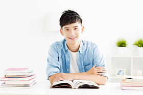 学习在客厅里的年轻人