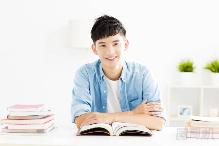 學(xué)習(xí)在客廳里的年輕人