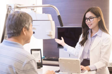 驗光師的老人圖片