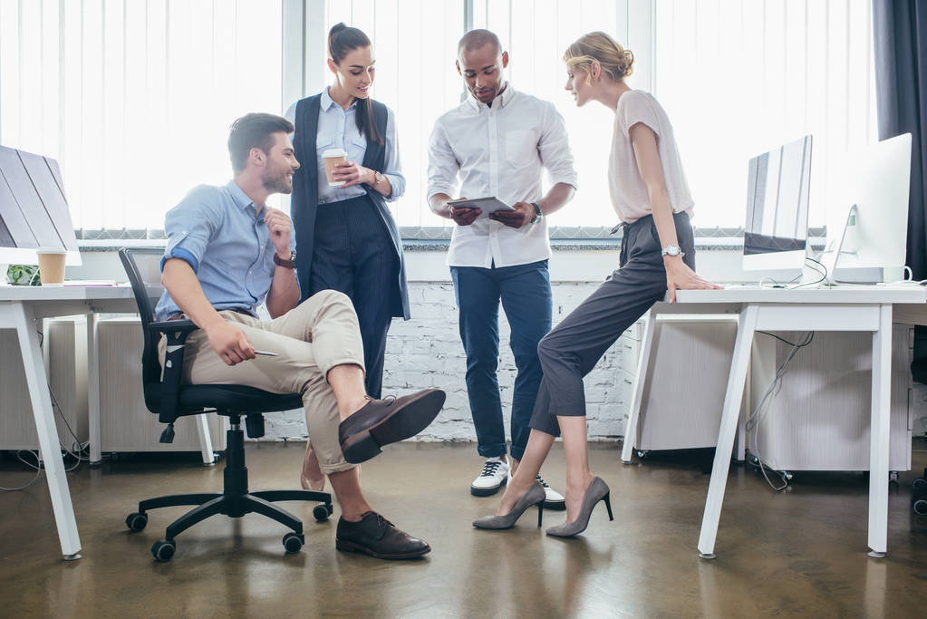 年轻的商界人士与数字平板电脑