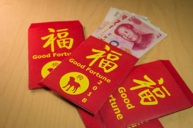 红色的信封或香港宝用于给钱农历新年期间在 2018 年或狗年