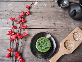 传统绿色节的顶部观在木质背景下的红花月