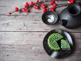 传统绿色节的顶部观在木质背景下的红花月