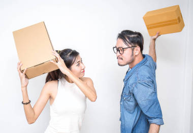 啟動(dòng)小企業(yè)家中小企業(yè)或自由職業(yè)的男人和女人在家里工作概念