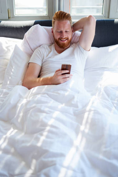 使用电话的年轻人